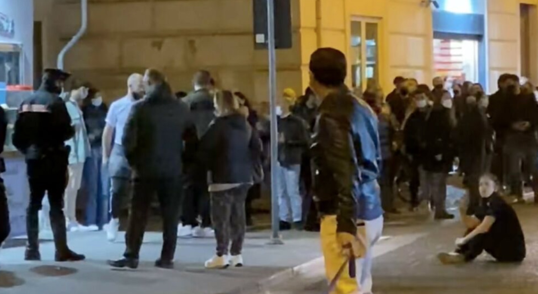Carabinieri in rosticceria, esplode la rabbia della proprietaria che blocca la strada