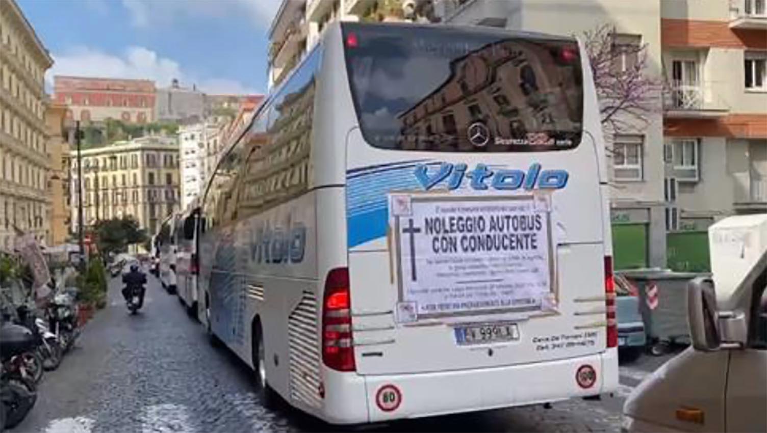 Napoli, protesta dei conducenti dei bus turistici: manifesti per “morte” del settore