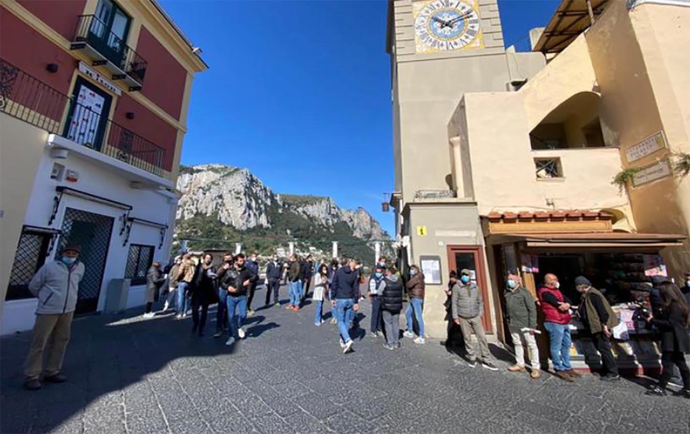 A Capri protesta in ‘piazzetta’: SoS dagli stagionali