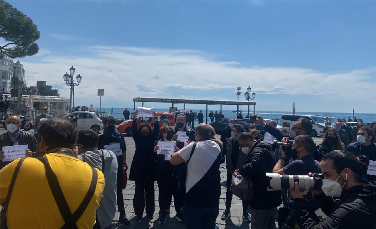 Amalfi, protesta degli operatori turistici contro il Governo