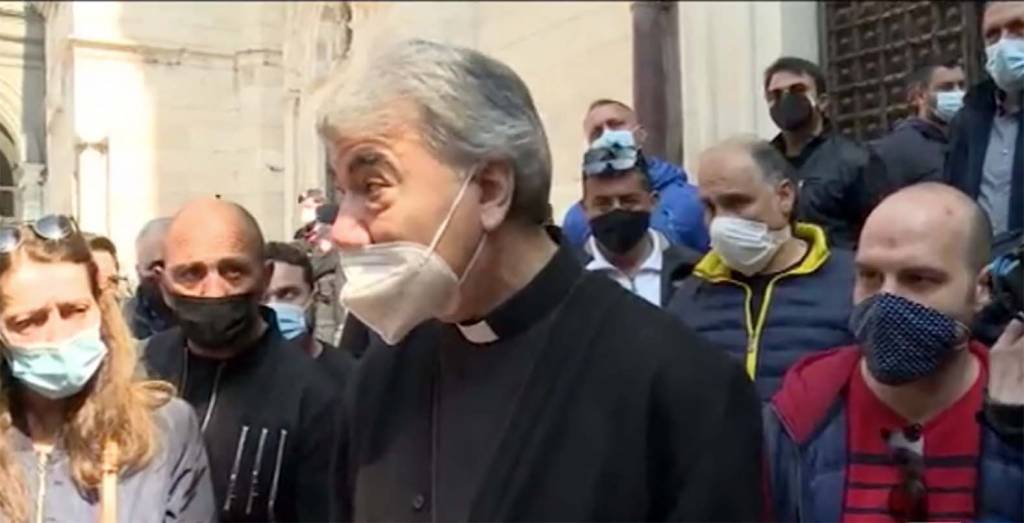Napoli, l’arcivescovo Battaglia visita polizia locale