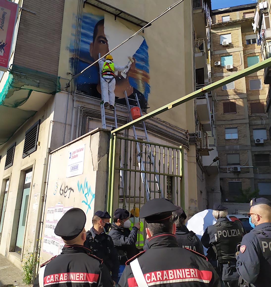 Napoli, rimosso murale a San Giovanni: protestano i familiari del defunto