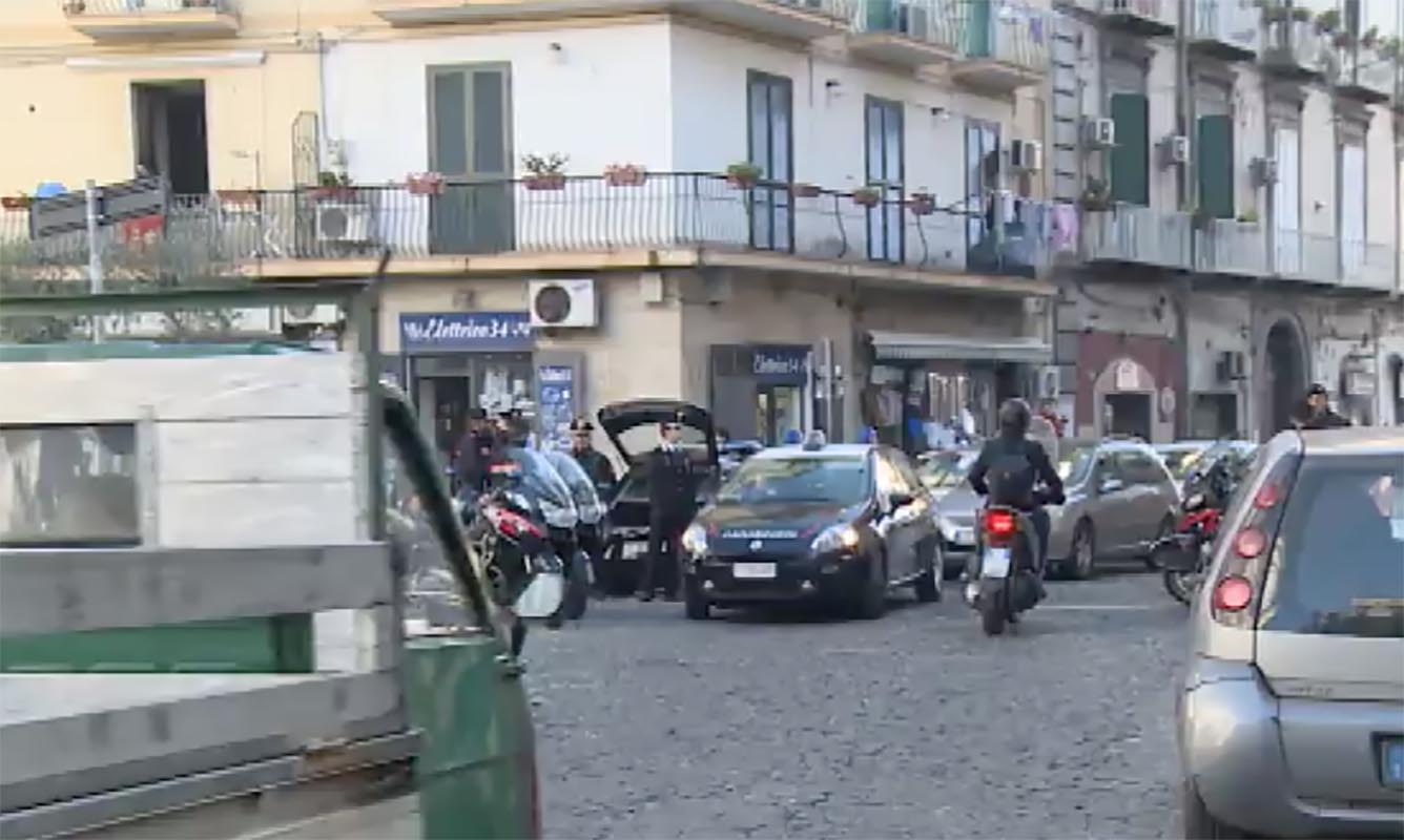 Napoli, minorenni feriti a colpi di pistola: la versione rapina non convince