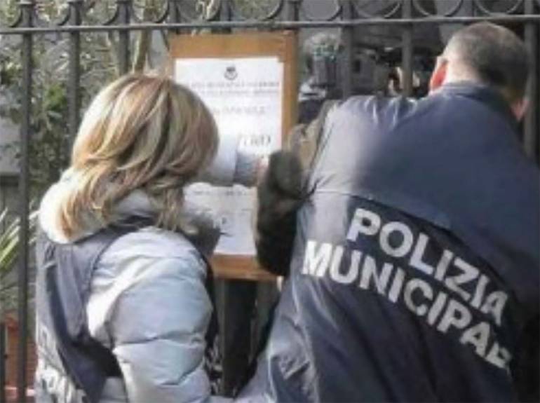 Apre RSA senza autorizzazione: blitz dei vigili urbani. Ordinata l’immediata chiusura