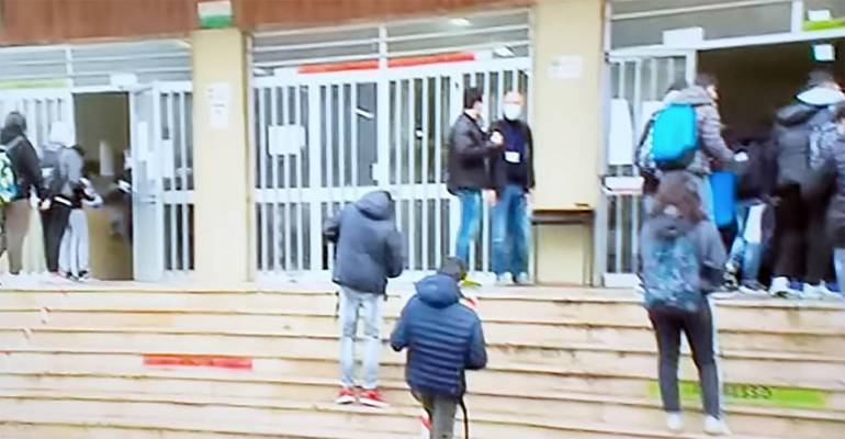 Campania, anche le scuole superiori in presenze. No da molti sindaci