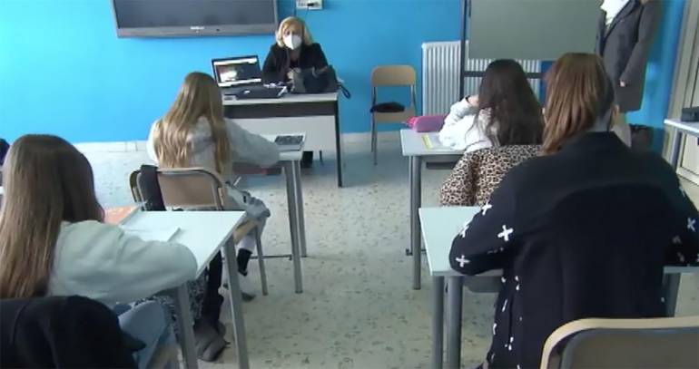 In Campania è guerra sulla scuola: comitati e Codacons contro De Luca