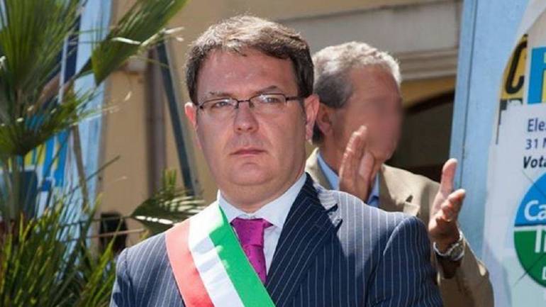 Singolare ordinanza del Sindaco di Cesa: riapre i bar e chiude le scuole fino all’8 maggio