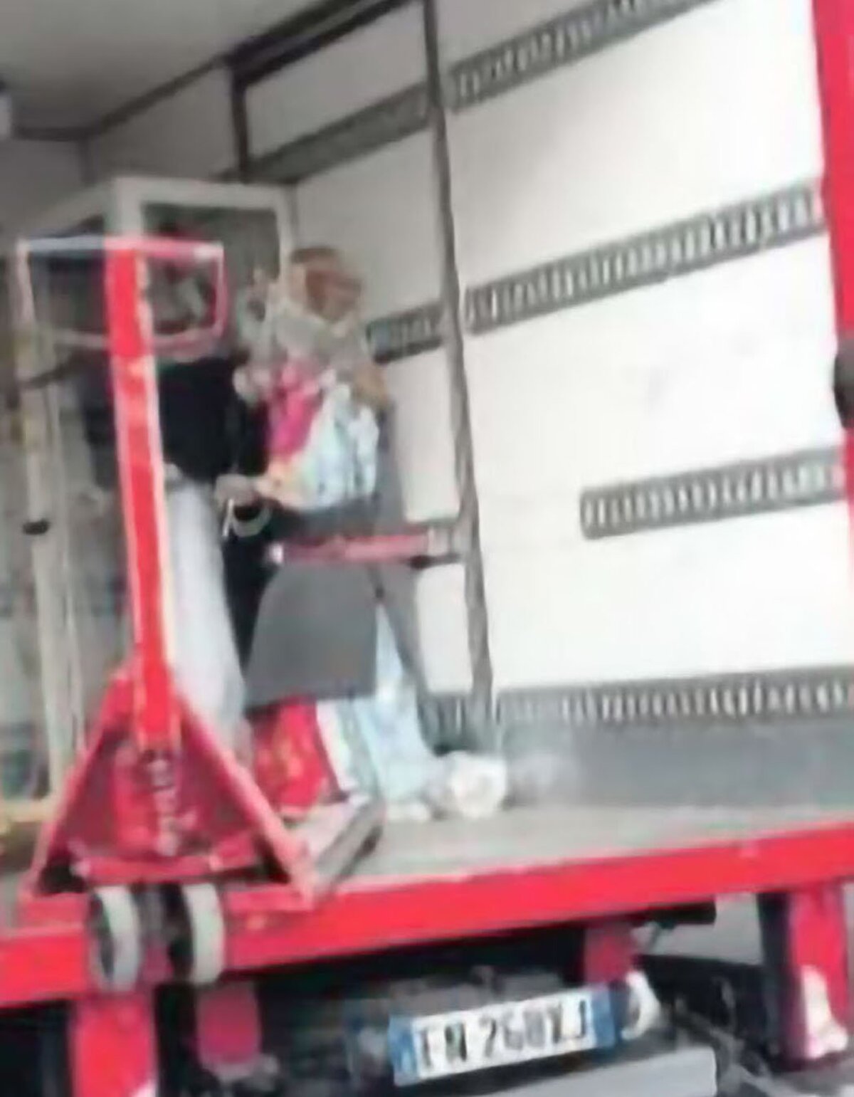 Napoli, in processione statue dei santi con targhe dei boss