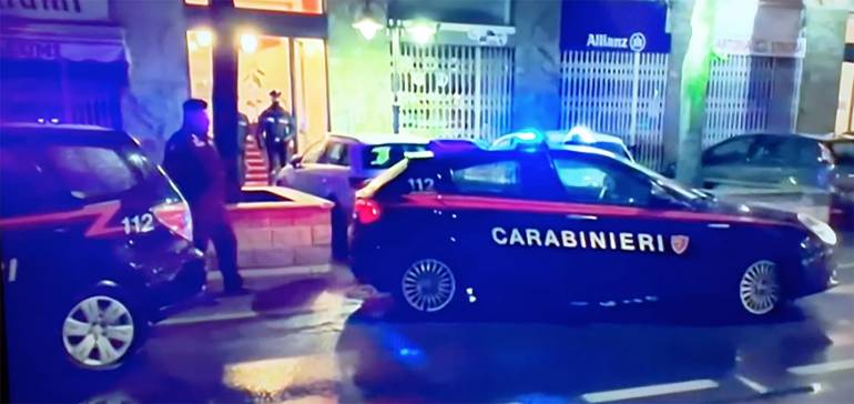Uccide moglie, figlio disabile, due vicini e poi si ferisce