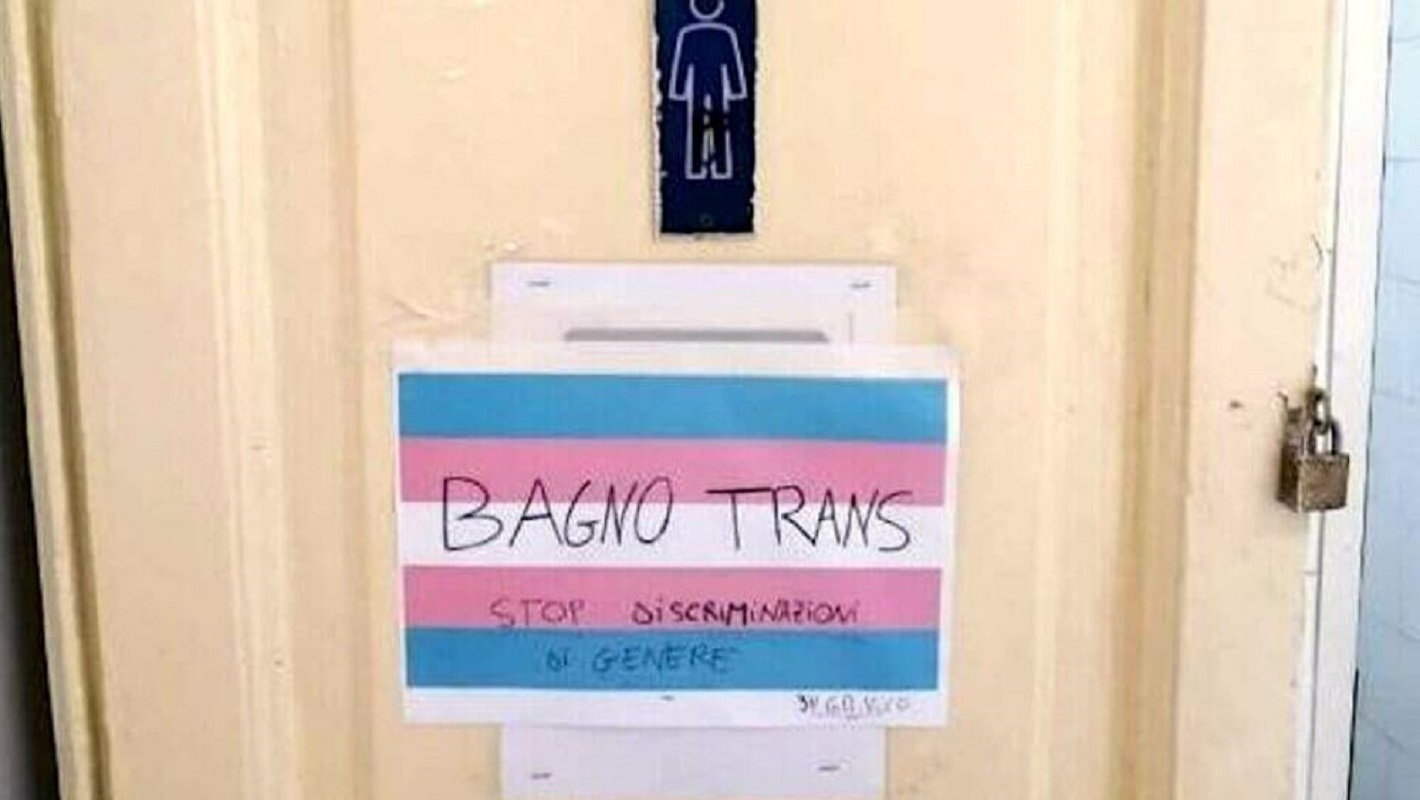 Napoli, bagno vietato a studente trans: incontro preside-studenti-arcigay
