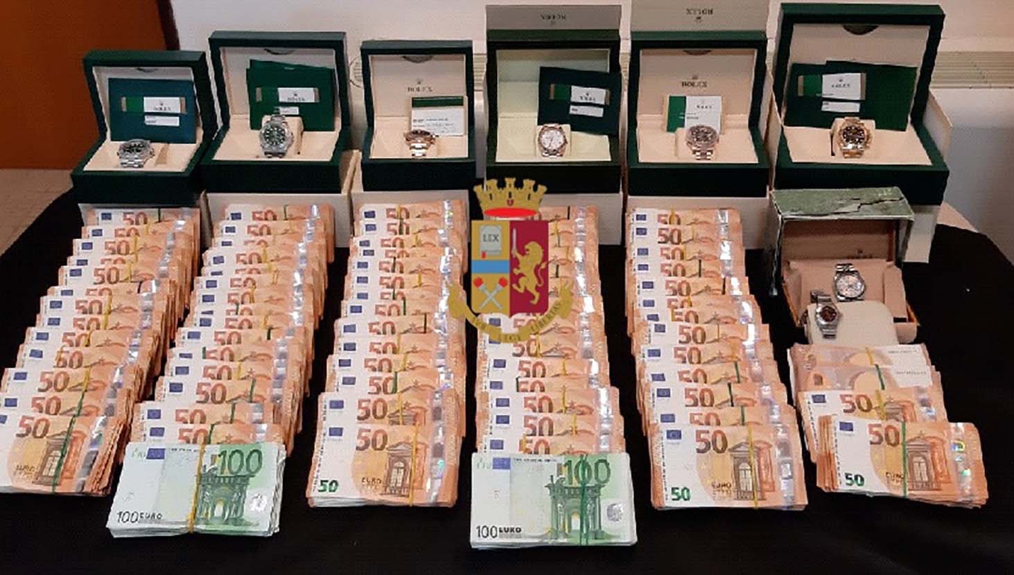 Napoli, trovato con 8 orologi di valore e 378mila euro in contanti: arrestato