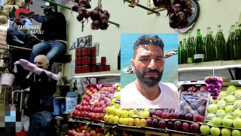 Napoli, l’arsenale del clan e il fruttivendolo insospettabile. IL VIDEO