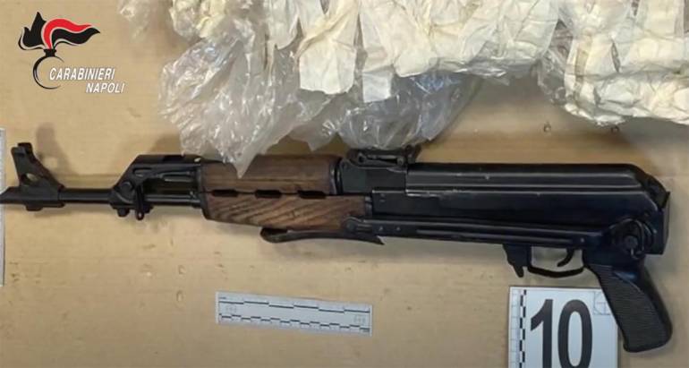 Napoli, arsenale del clan nel negozio di ortofrutta a Bagnoli: 2 arresti