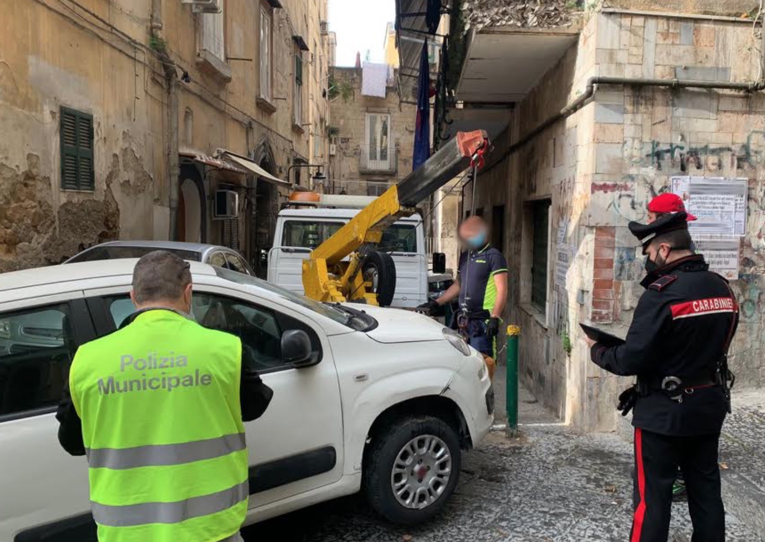 Napoli, rimosse altre auto abbandonate ai Quartieri Spagnoli