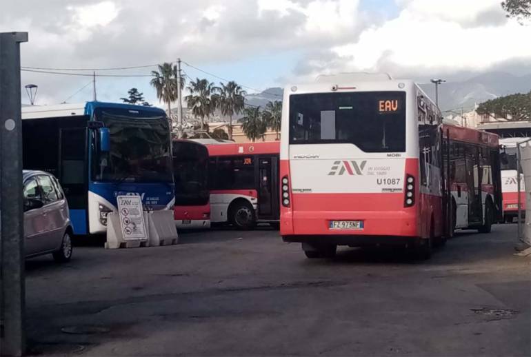 Torre del Greco, vandali danneggiano bus Eav e scappano