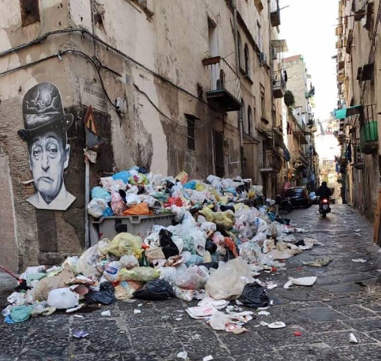 Napoli: via i cassonetti sotto la casa di Totò