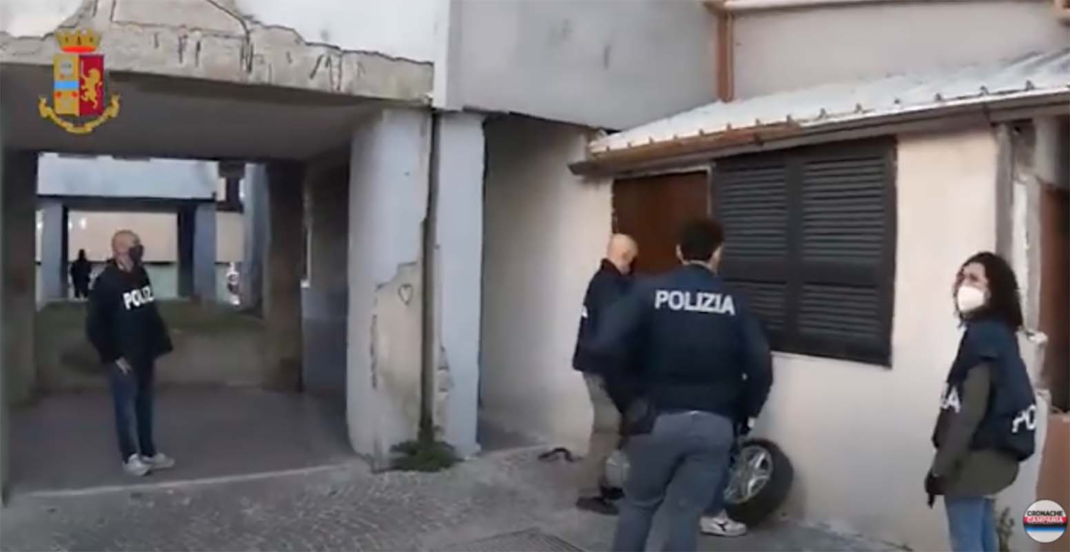 Napoli, la polizia passa al setaccio il quartiere generale del clan degli “Xx”
