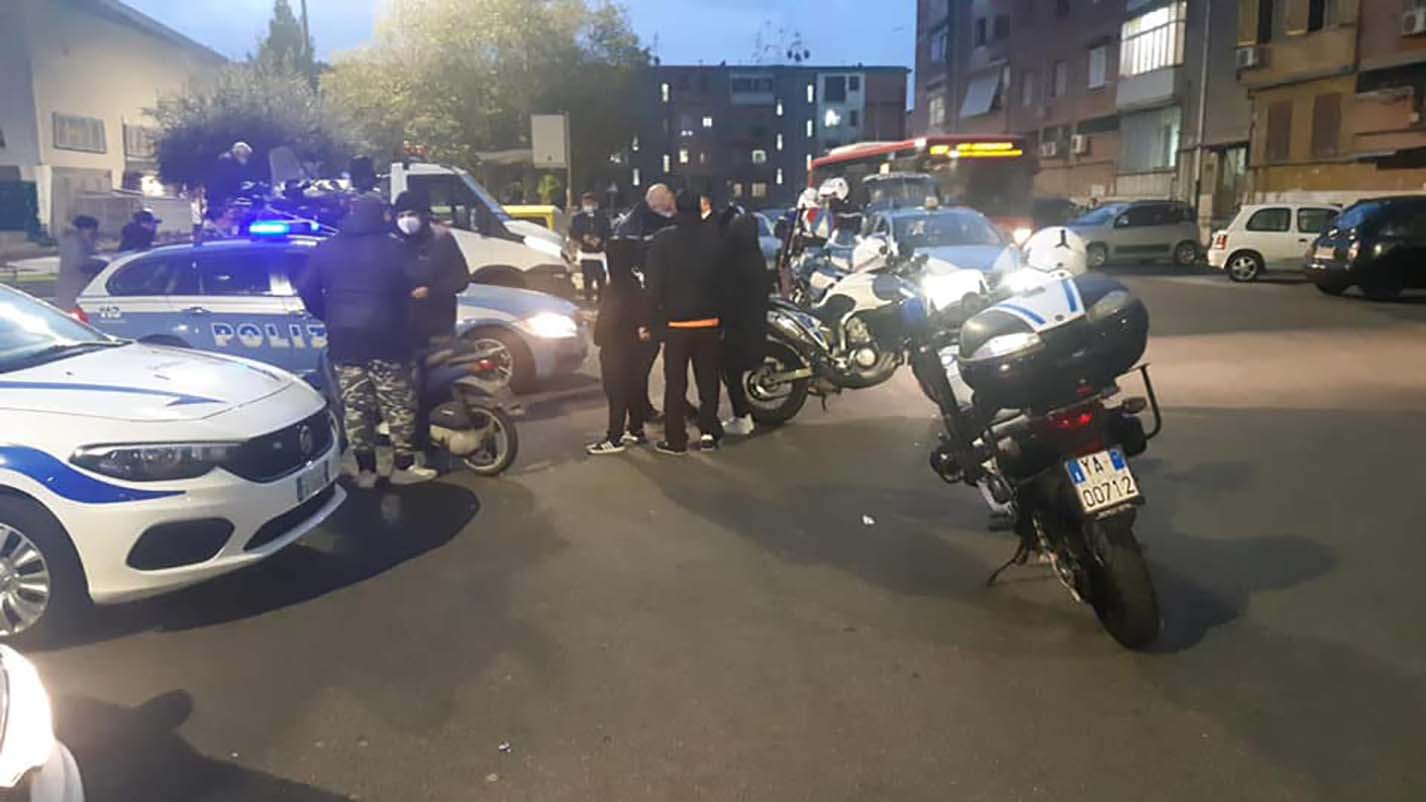 Napoli, vigili urbani feriti a colpi di casco: fermato uno dei violenti