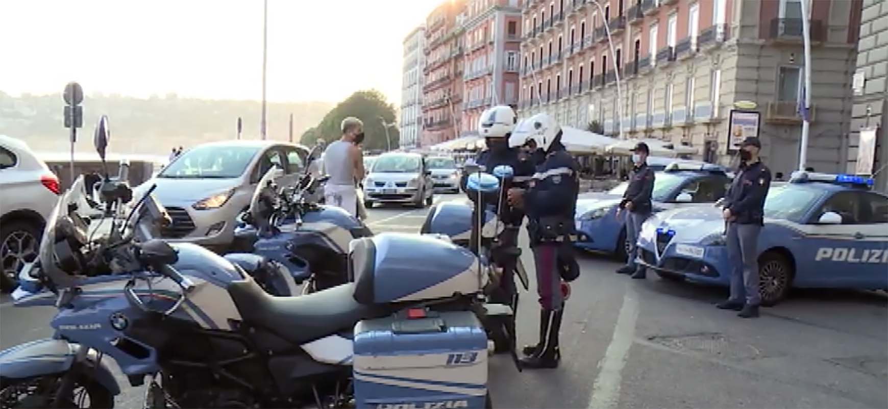 Napoli, controlli interforze sul Lungomare: oltre 100 identificati