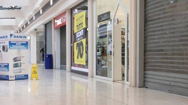 Domani saracinesche abbassate nei centri commerciali