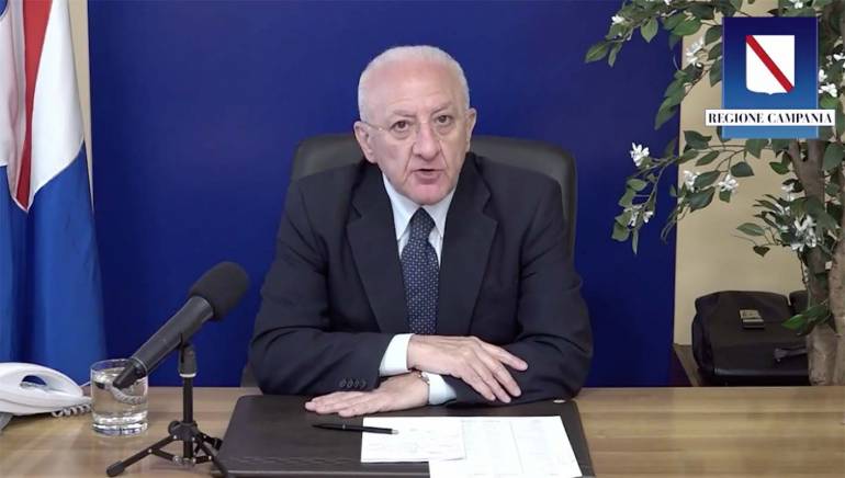 De Luca: ‘A Pasqua via la mascherina solo per la pastiera’