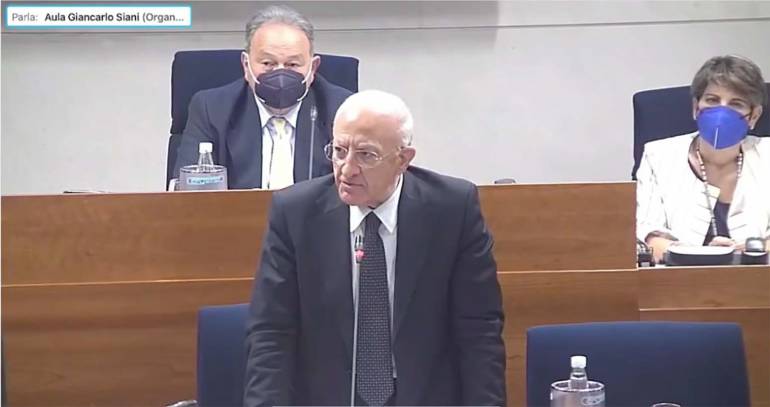 De Luca: ‘La variante Omicron sta esplodendo, la Campania già dovrebbe essere in arancione’