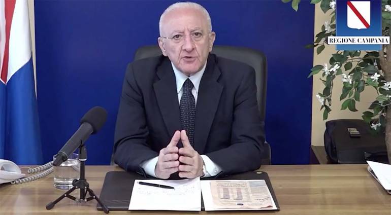 Campania, De Luca firma l’ordinanza: ‘Obbligo mascherine su luoghi di lavoro fino al 15 giugno’