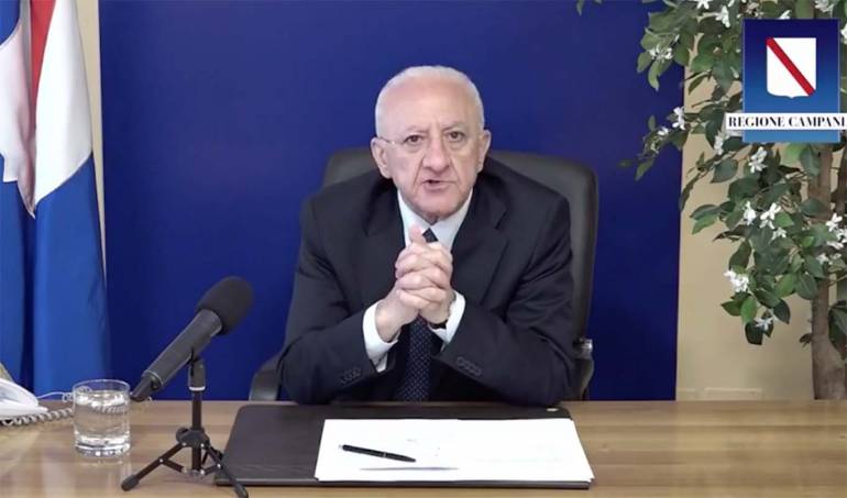 Covid, nuovo allarme di De Luca: “Ieri 1327 nuovi casi”