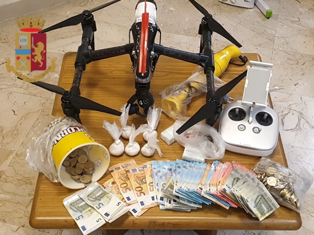 Napoli, ai domiciliari faceva le consegne di droga con il drone: arrestato