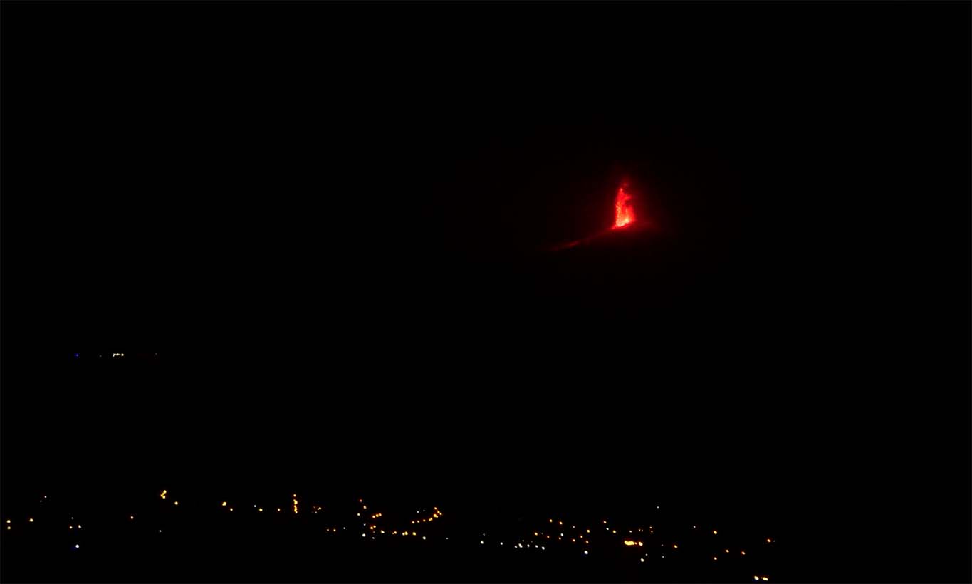 Notte di fuoco per l’Etna: il cratere di Sud-Est dà spettacolo
