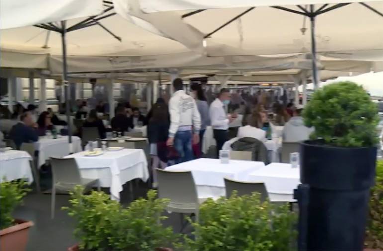 Napoli, folla e file ai ristoranti ma niente caos