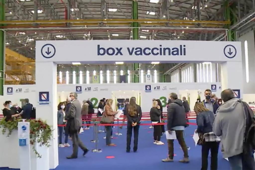 Napoli, pretende il vaccino e rompe una costola a guardia giurata: denunciato