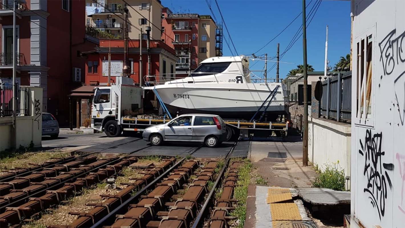 Napoli, camion taglia il cavo elettrico: interrotta la Cumana