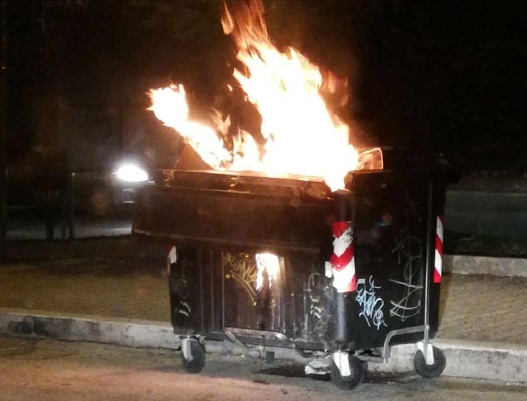 Napoli, incendia cassonetti dei rifiuti in via Toledo: arrestato