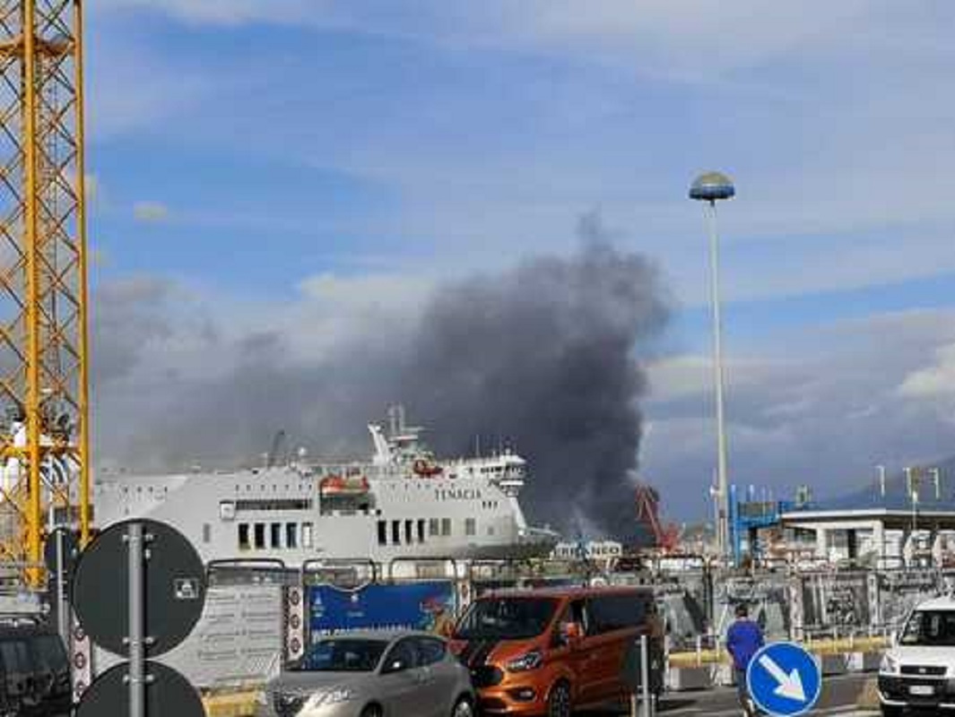 Napoli, incendio in un deposito di giocattoli nel Porto