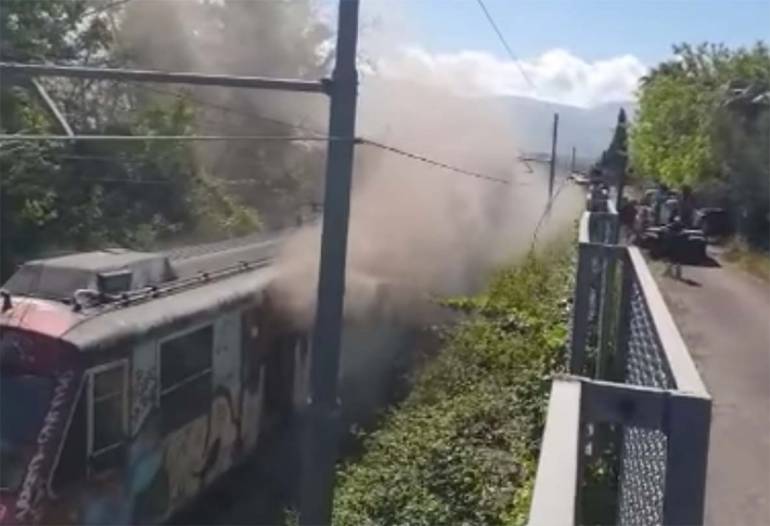 Principio di incendio nel treno Circum: passeggeri evacuati