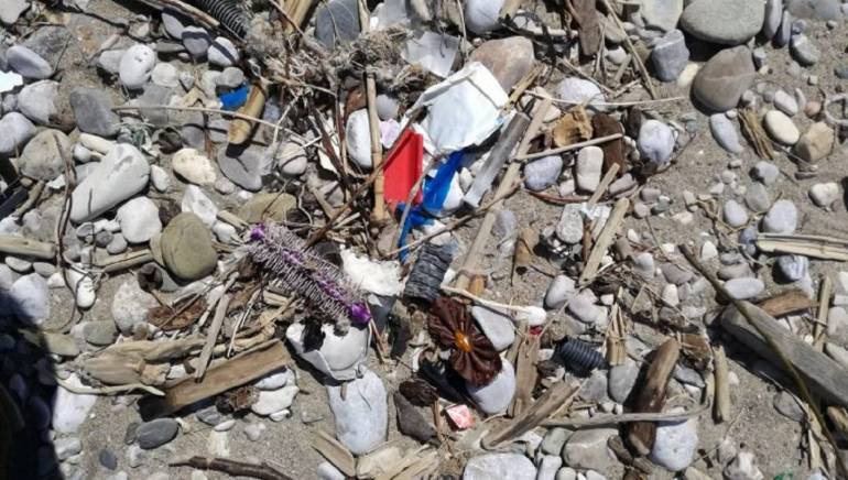 Legambiente: Su 14 spiagge monitorate in Campania trovati una media di 947 rifiuti ogni 100 metri