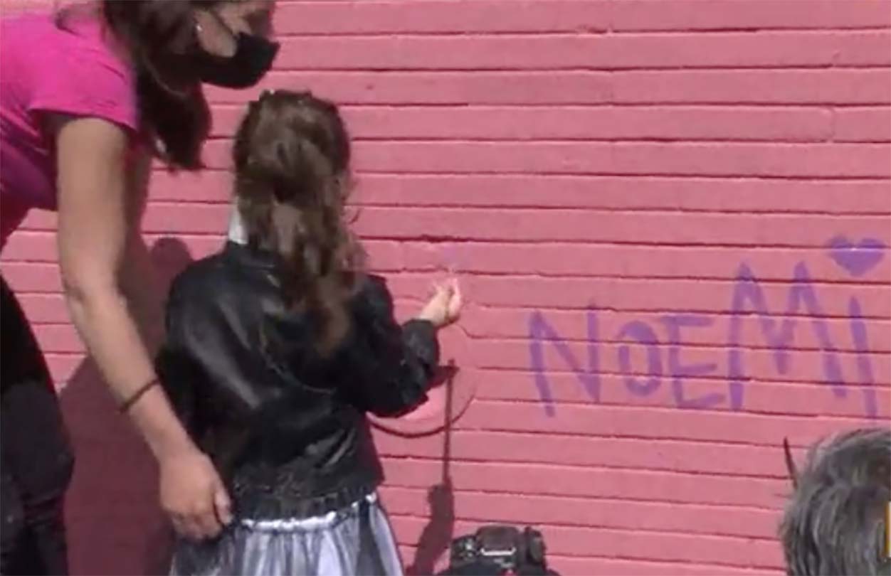 Napoli, Noemi firma il suo murale in piazza Nazionale
