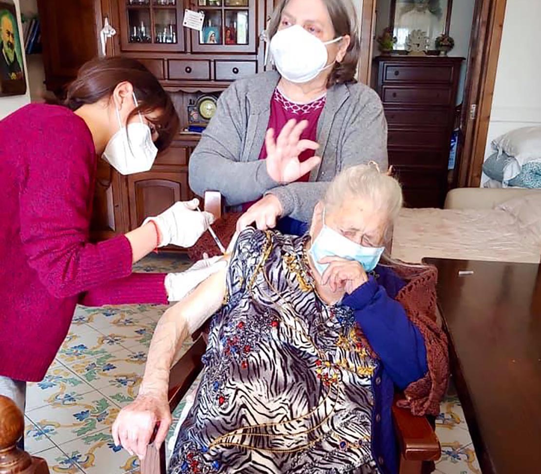 Bacoli, prima dose di vaccino a nonna Maria a 101 anni