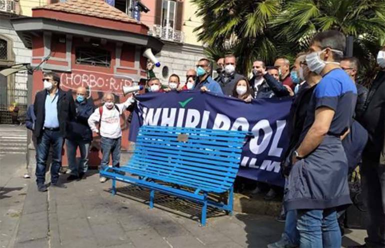 operai whirlpool _ panchina blu