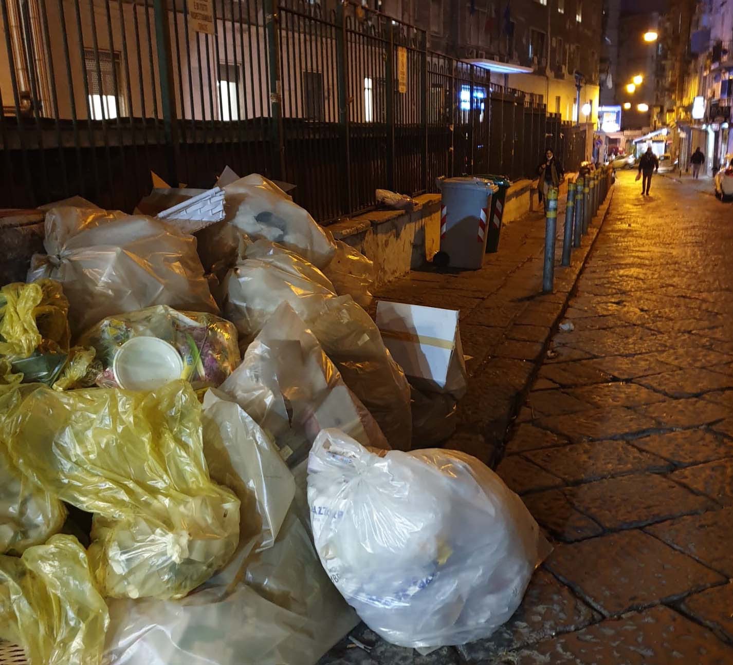 rifiuti abbandonati in strada