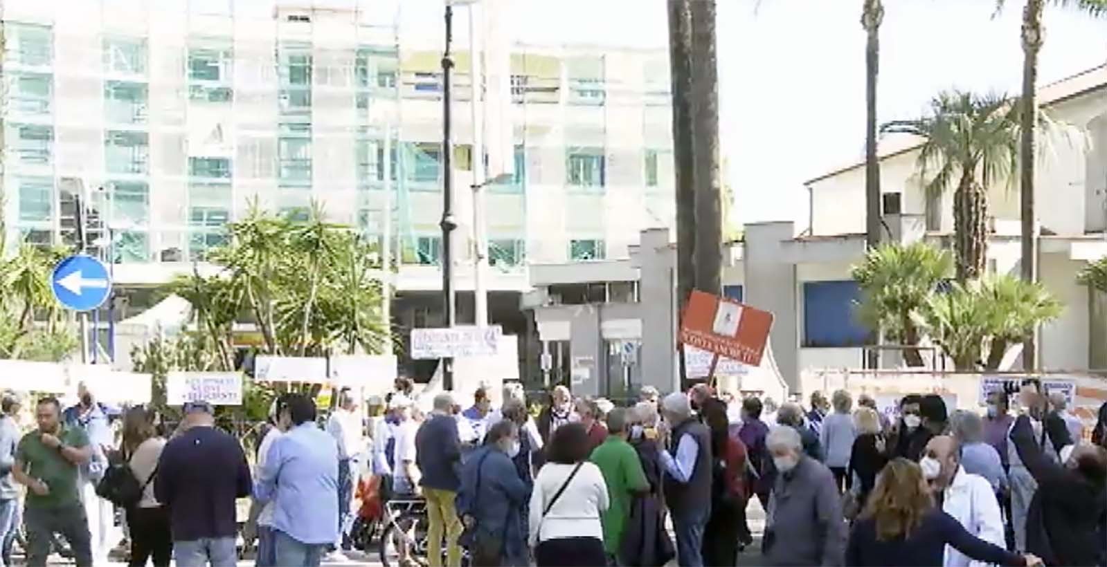 Sorrento, oltre 200 persone in presidio per difendere l’ ospedale