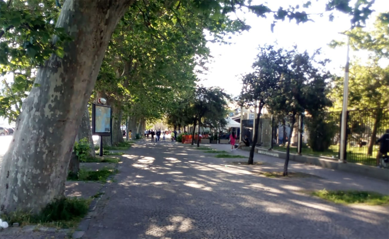 Napoli, parcheggiatori abusivi s’impossessano dei marciapiedi attorno alla villa comunale