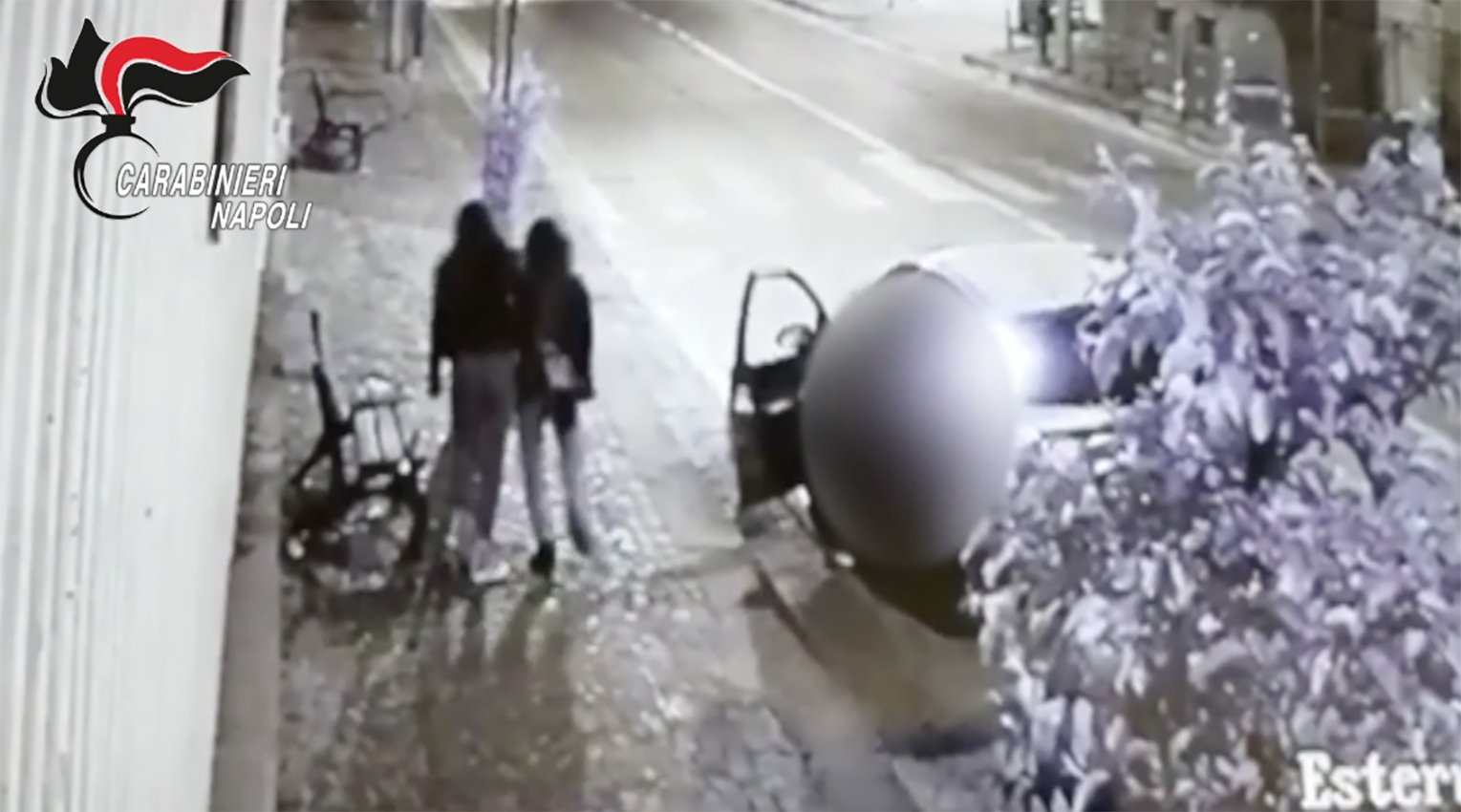 Napoli, vede rapina in diretta dalla finestra. Lo riconosce e va ad arrestarlo. IL VIDEO