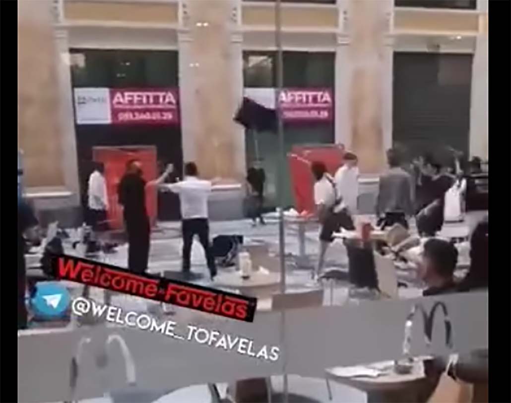 Napoli, mega rissa con lancio di tavolini tra ragazzini nella Galleria Umberto I