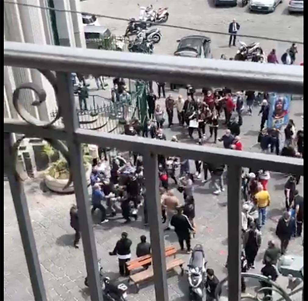 Napoli, virale sul web il video della rissa al funerale al rione Sanità