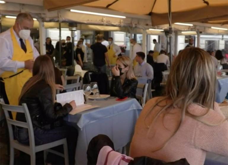 Da domani caffè al bar e ristoranti al chiuso. TUTTE LE REGOLE