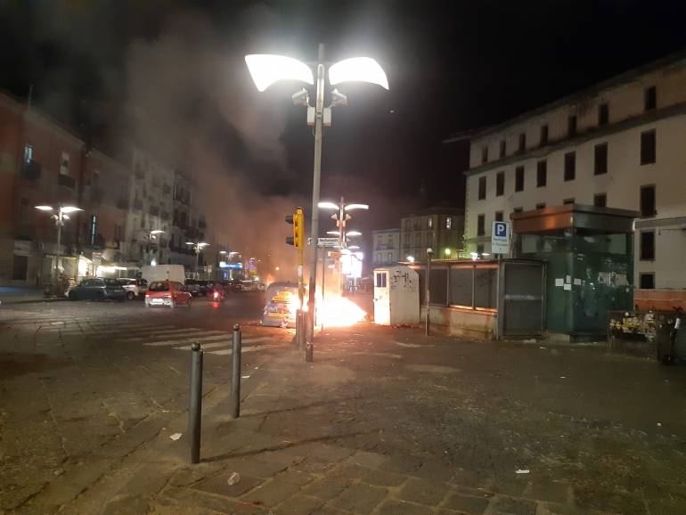 Tornano i roghi dei cassonetti dei rifiuti a Napoli