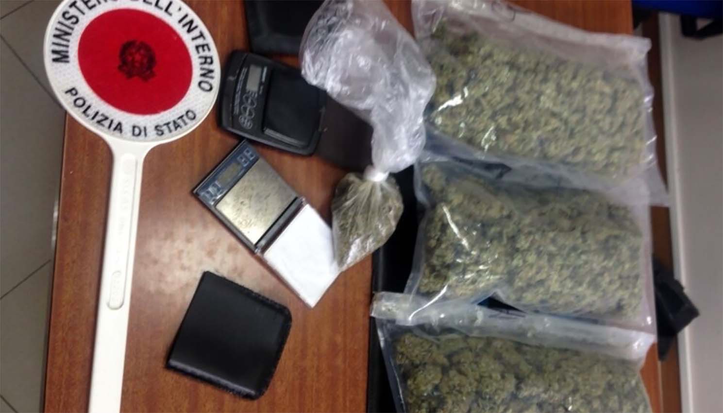 Trovato con  tre sacchi di plastica pieno di marijuana, 44enne in manette