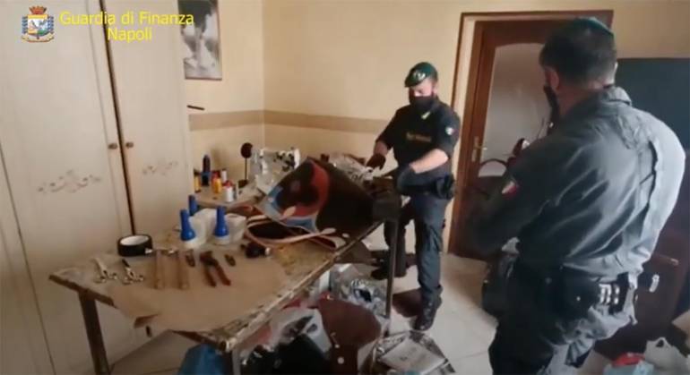 Napoli, scoperta fabbrica del falso al rione Sanità. IL VIDEO